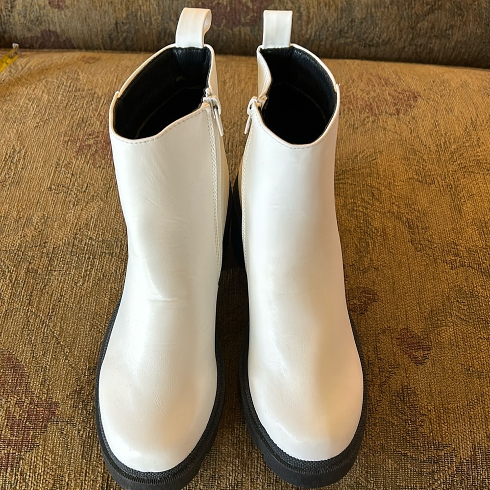 Qupid White Chelsea Boots